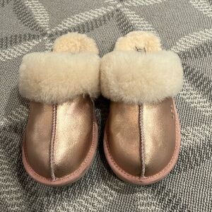 Kids size 4 Ugg slippers metallic pink like new barely worn